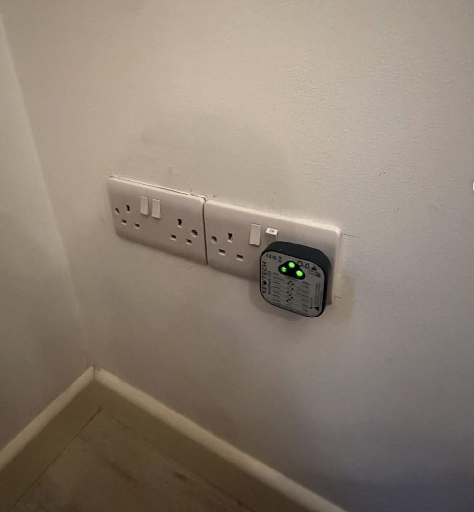 Socket tester showing a healthy circuit